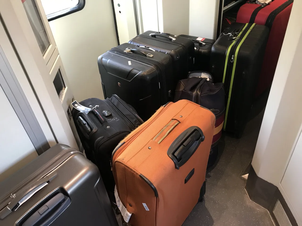 Zdjęcie Equipaje en Renfe AVE: límites y consejos para evitar sorpresas