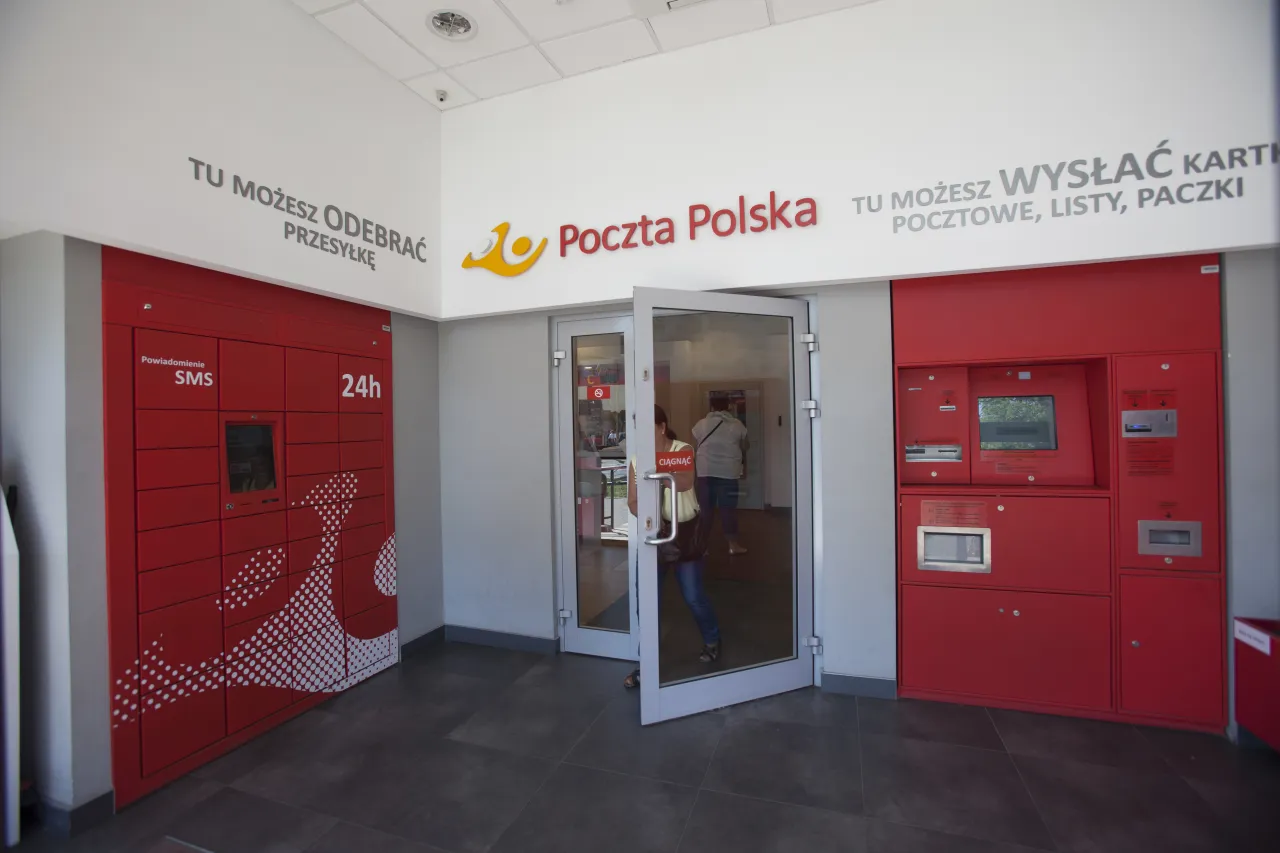 Zdjęcie Czy kurier Poczty Polskiej ma terminal? Sprawdź, jak płacić!