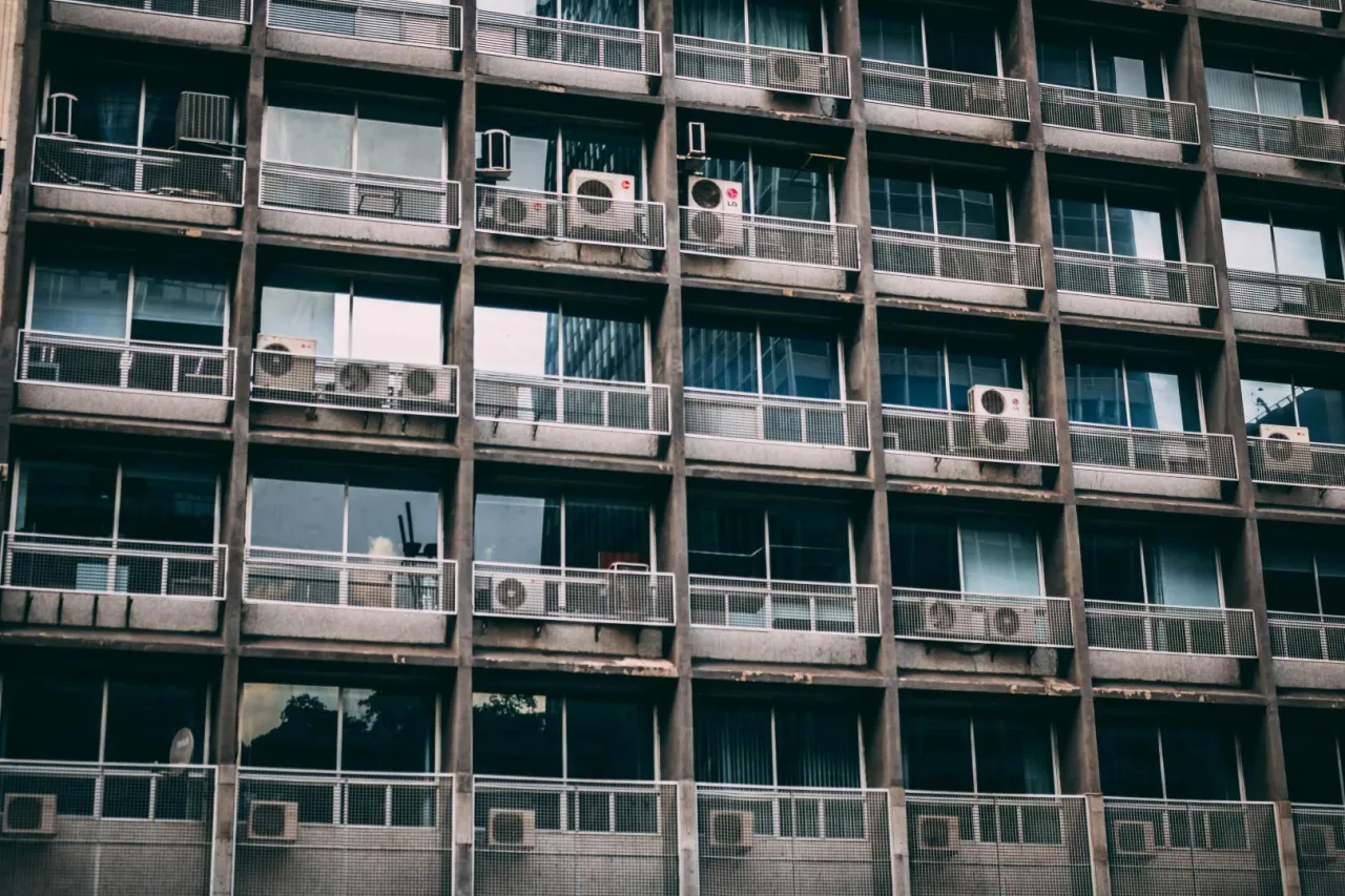 Zdjęcie Czy balkon wlicza się do powierzchni mieszkania? Sprawdź, co musisz wiedzieć