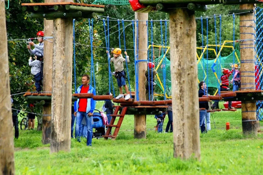 Zdjęcie Park linowy w Domasławicach – atrakcje, trasy i ceny biletów