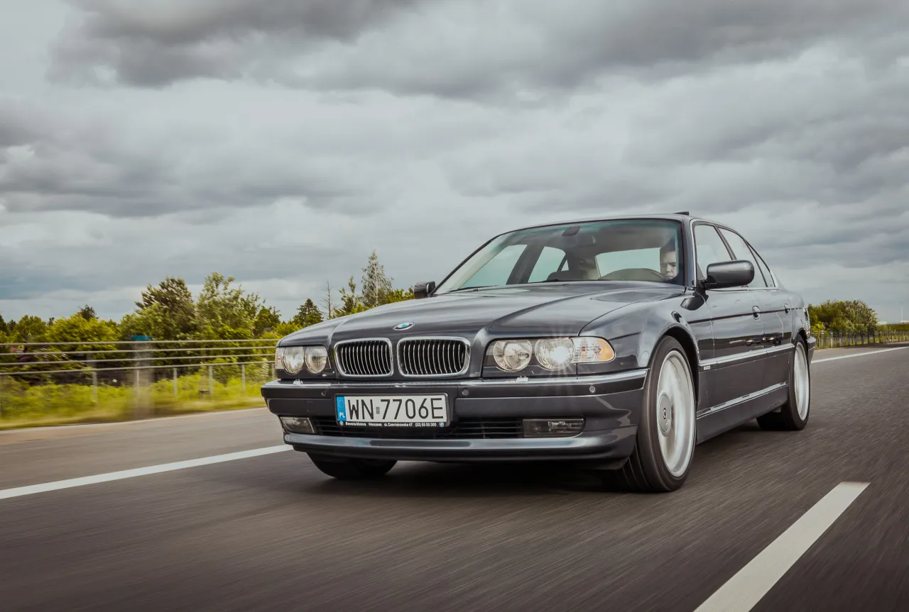 Zdjęcie BMW E38 V8: Historia, Warianty i Osiągi Kultowej Serii 7