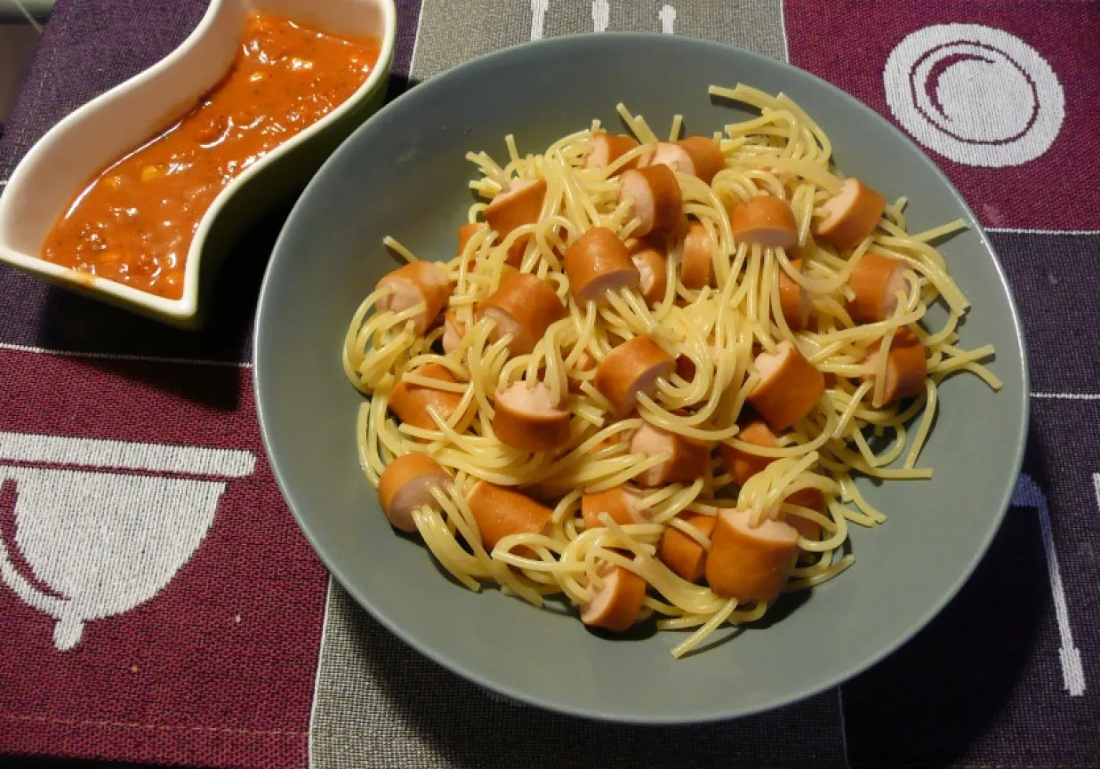 Zdjęcie Parówki z makaronem spaghetti - prosty przepis na wyjątkowe danie