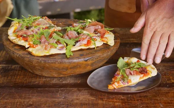 Zdjęcie Pizza z prosciutto – idealny przepis na każdą okazję i przyjęcie