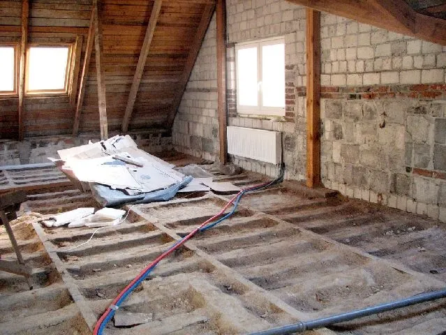 Zdjęcie Najlepsze materiały na podłogę na strychu - uniknij wilgoci i kosztów