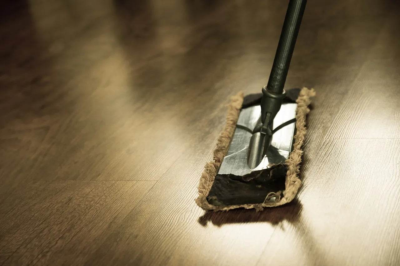 Zdjęcie Jak usunąć wosk z podłogi - skuteczne metody bez uszkodzeń