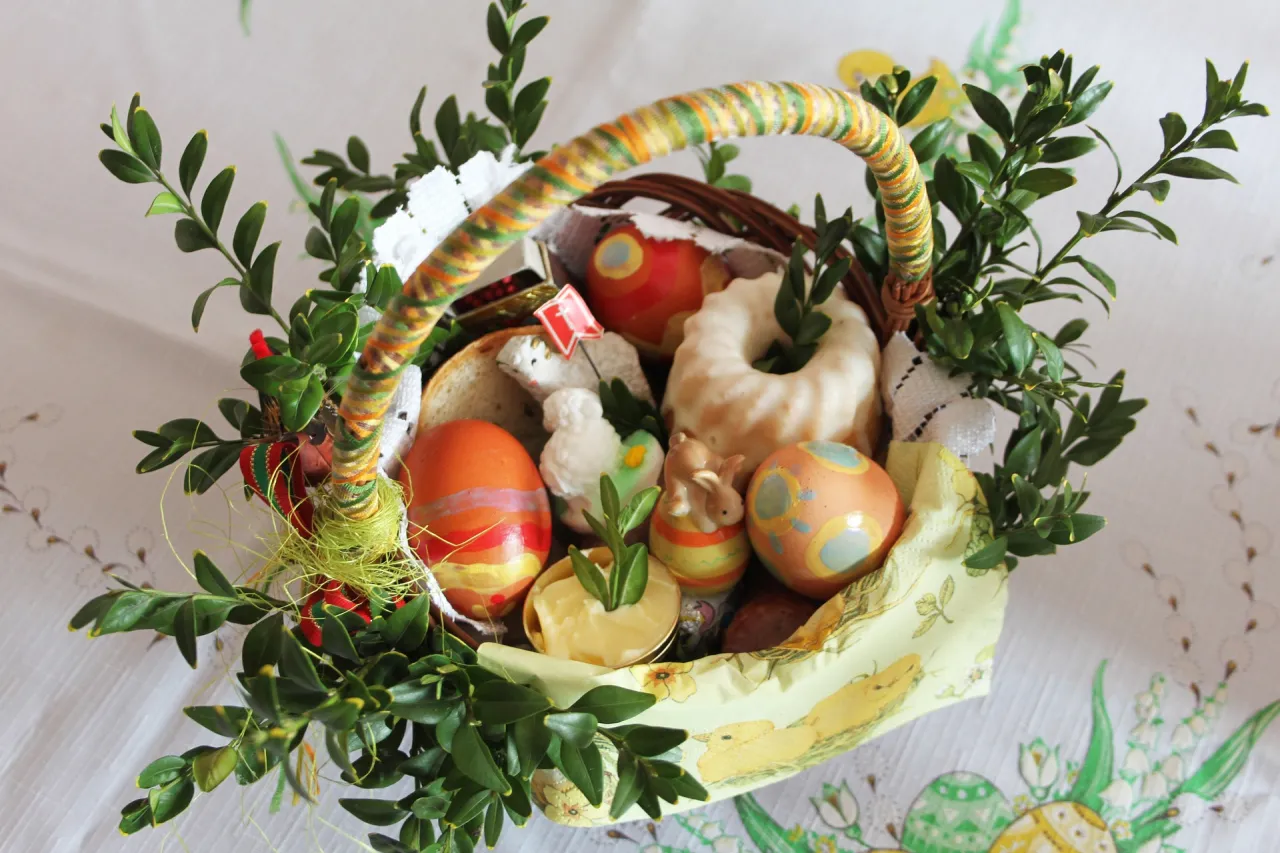Zdjęcie Co wkładamy do koszyczka wielkanocnego w przedszkolu? Odkryj symbole!