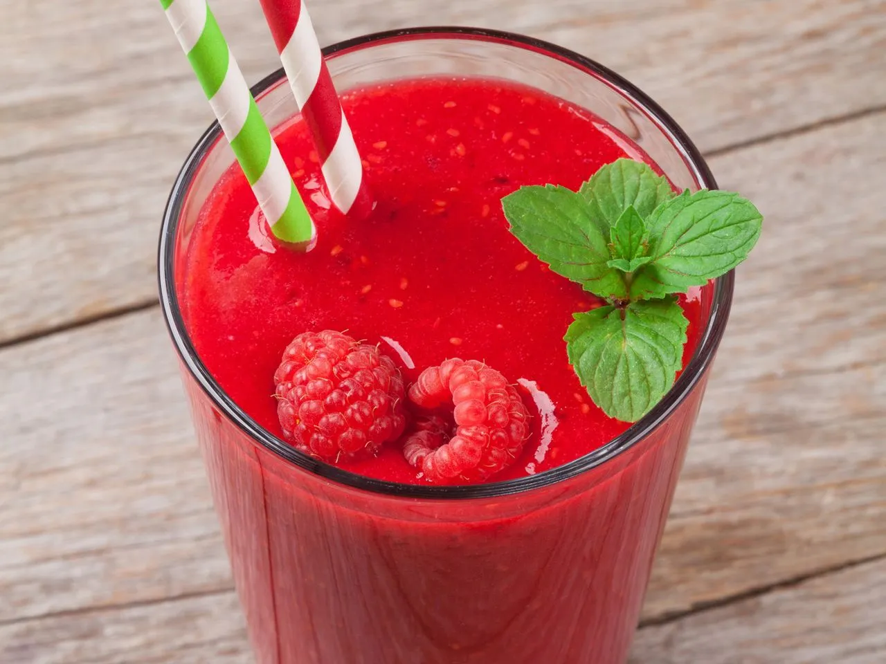 Zdjęcie Zaskakujące drinki z mrożonymi malinami, które pokochasz na lato