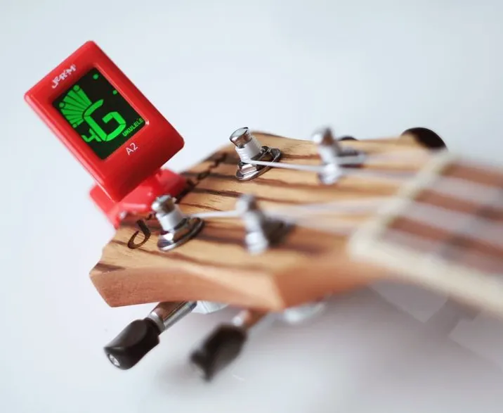 Zdjęcie Wszystko co musisz wiedzieć przy wyborze stroika do ukulele - poradnik