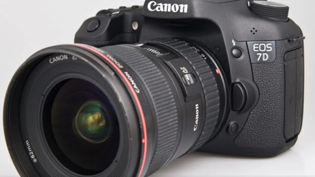 Zdjęcie Lustrzanka Canon EOS 7D - Czy to najlepszy wybór dla pasjonatów fotografii?