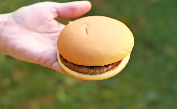 Zdjęcie Ile waży hamburger? Zaskakujące różnice w wadze i kaloriach