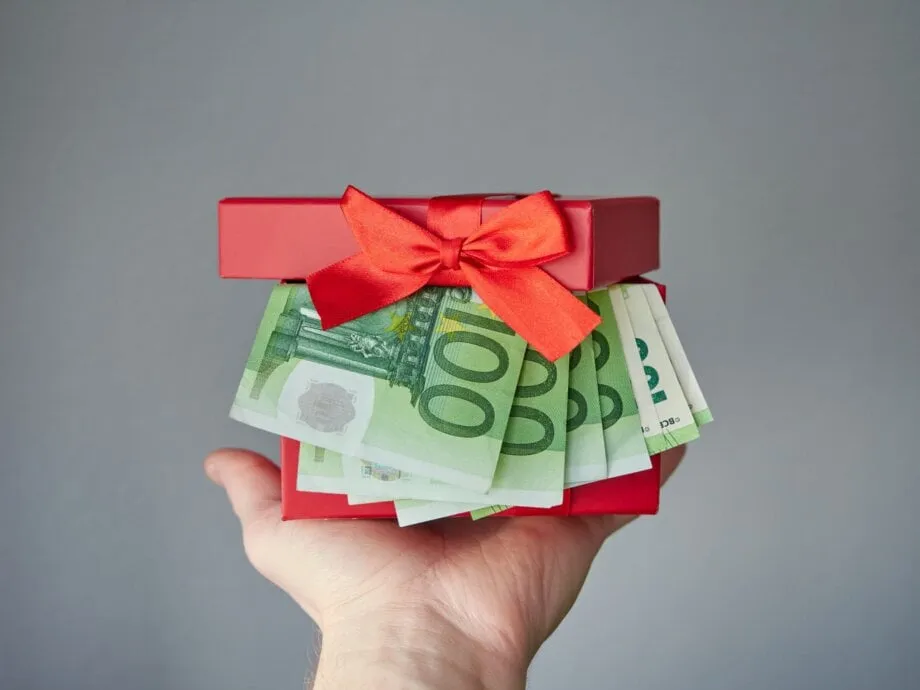 Zdjęcie Ile dać na komunię chrzestny? Odkryj zwyczaje i kwoty prezentów
