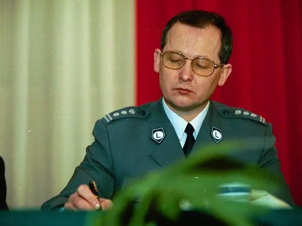 Zdjęcie Marek Papała: Kontrowersje, śmierć i dziedzictwo Komendanta Policji