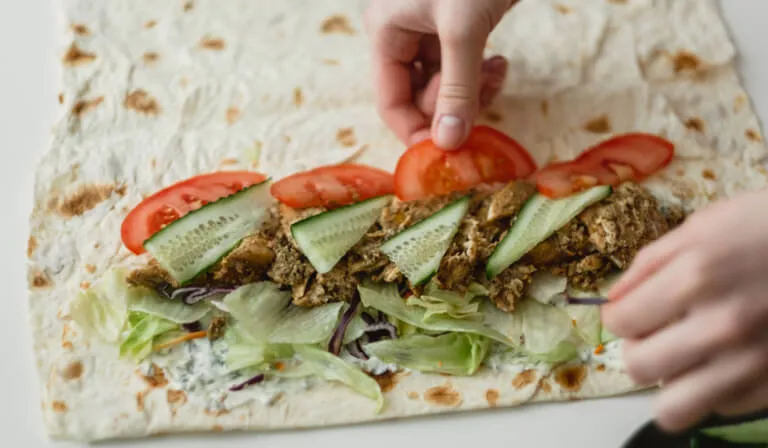 Zdjęcie Ile kalorii ma kebab z kurczakiem? Zaskakujące fakty o kaloriach