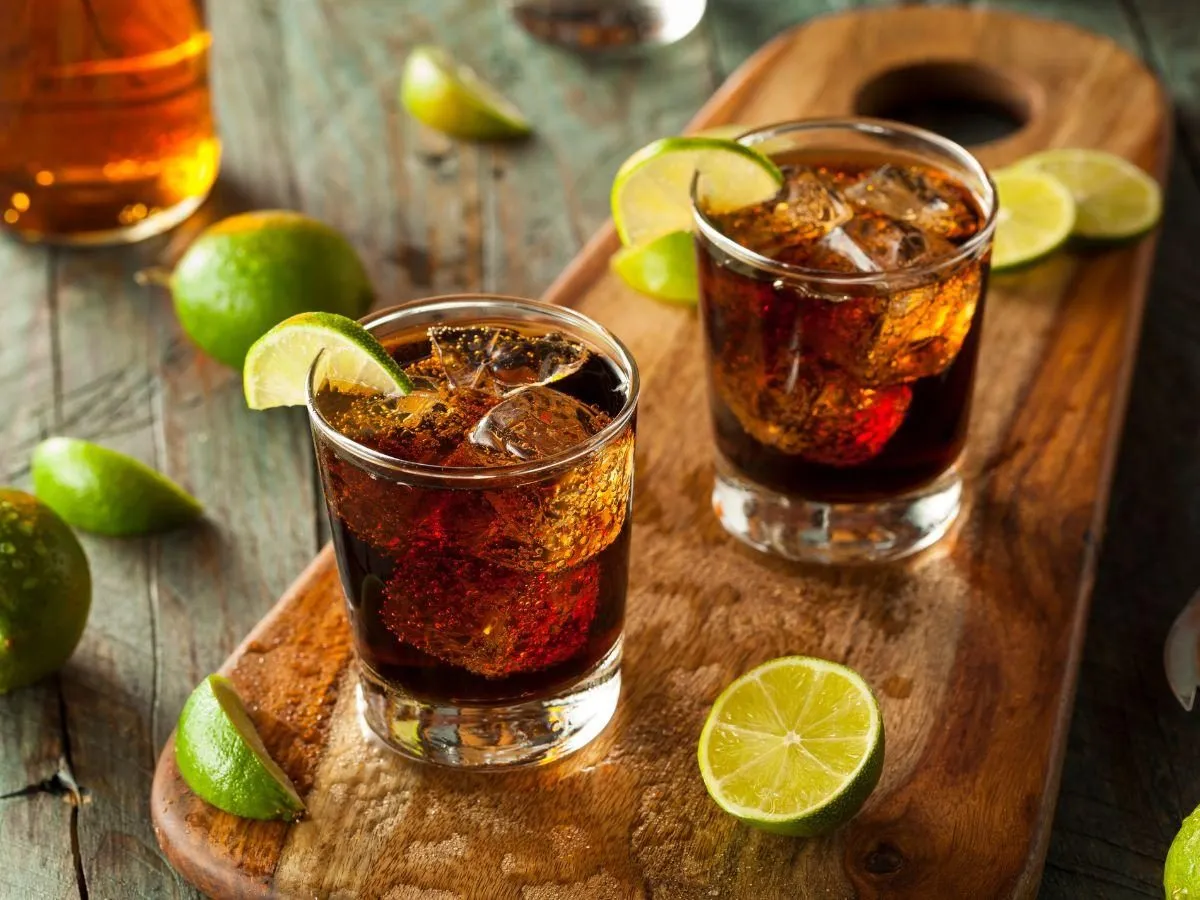 Zdjęcie Najlepsze drinki z rumem ciemnym, które musisz spróbować dziś