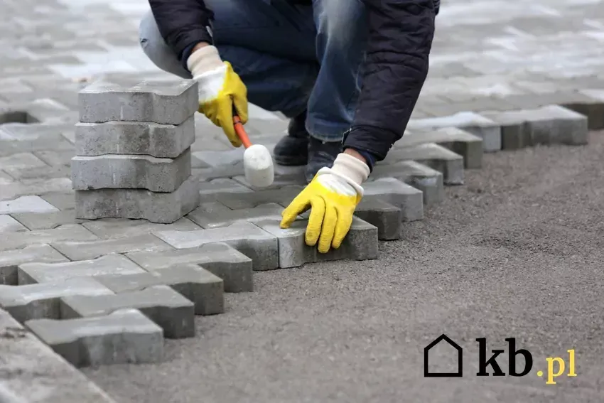 Zdjęcie Ile cementu na podsypkę pod kostkę - uniknij kosztownych błędów