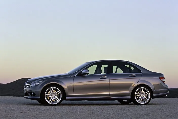 Zdjęcie Gdzie są bezpieczniki w Mercedesie C Klasa W204? Znajdź je łatwo!