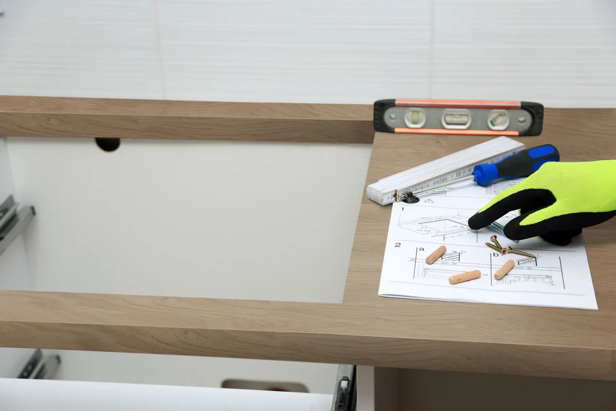 Zdjęcie Jak prawidłowo zamocować blat kuchenny – uniknij błędów i zrób to sam krok po kroku