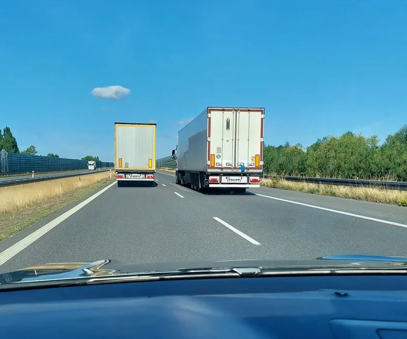 Zdjęcie Ile można jechać ciężarówką na autostradzie? Sprawdź przepisy i kary