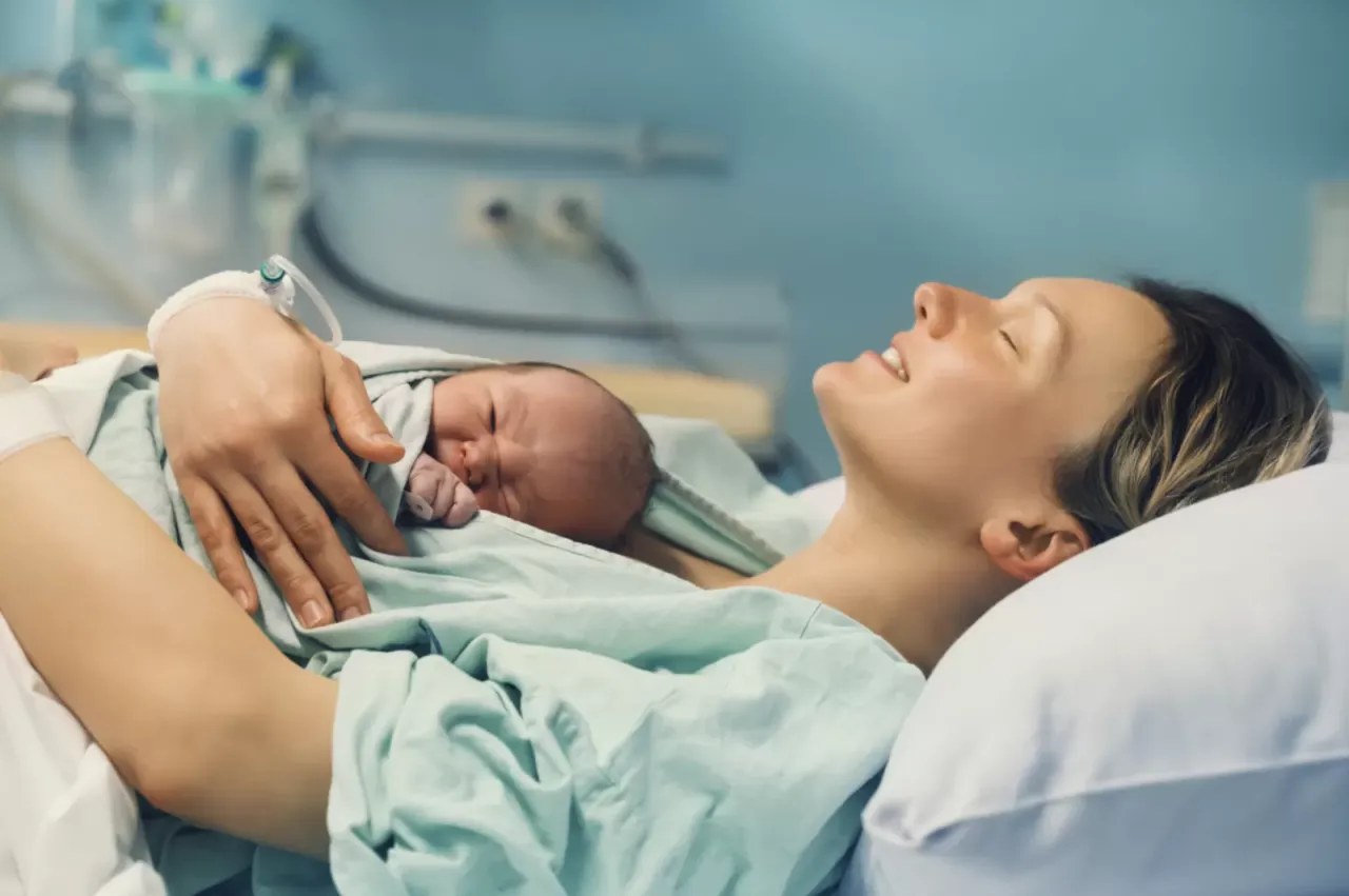 Zdjęcie Ile dni po porodzie w szpitalu? Co wpływa na czas pobytu w szpitalu?