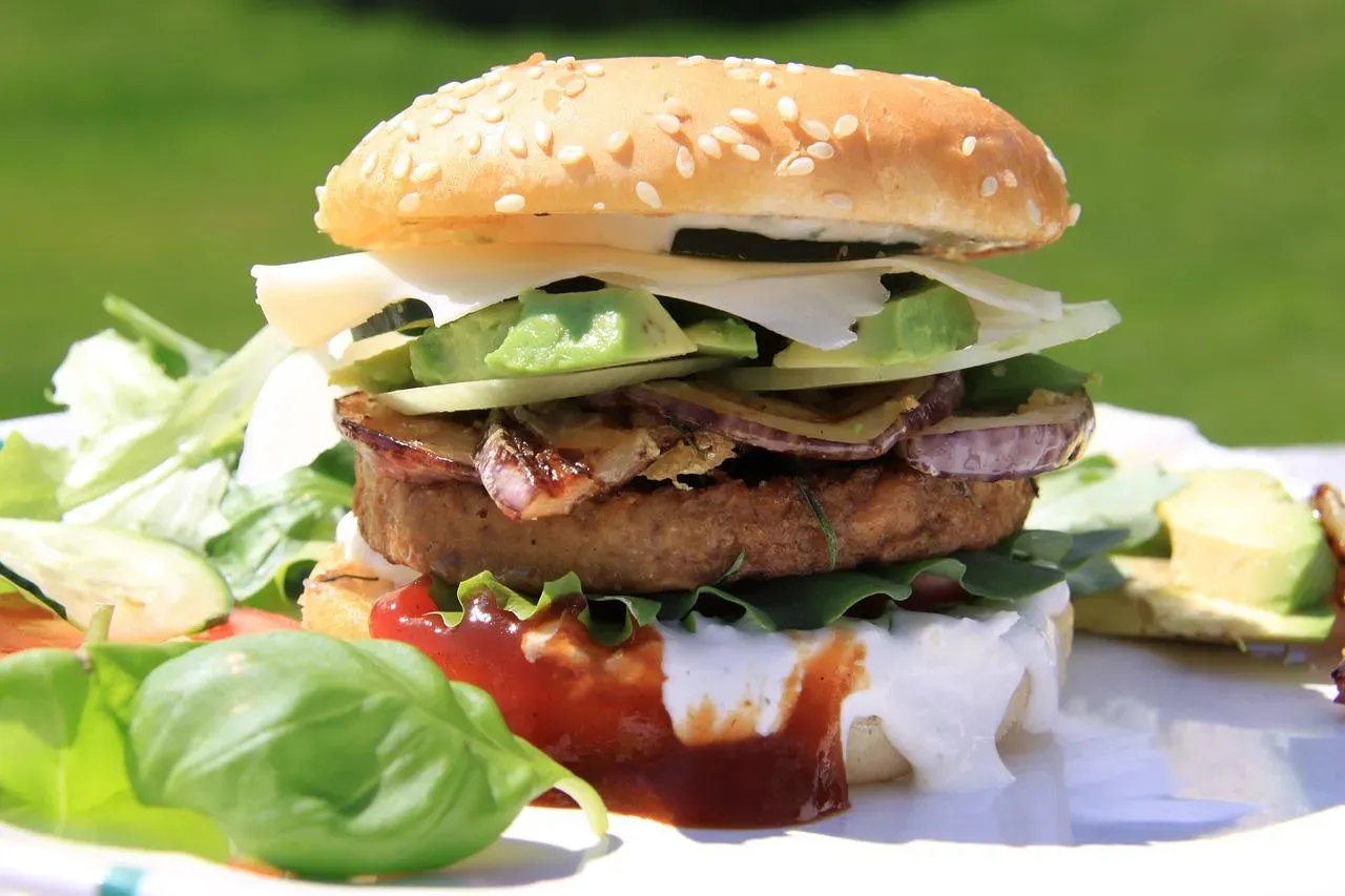 Zdjęcie Ile smażyć burgera wołowego, aby był idealnie soczysty i smaczny
