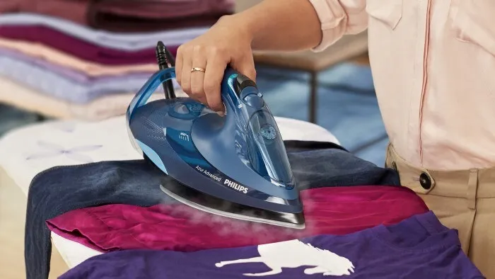 Zdjęcie Skuteczne sposoby na to, jak pozbyć się naklejki z bluzy bez uszkodzeń