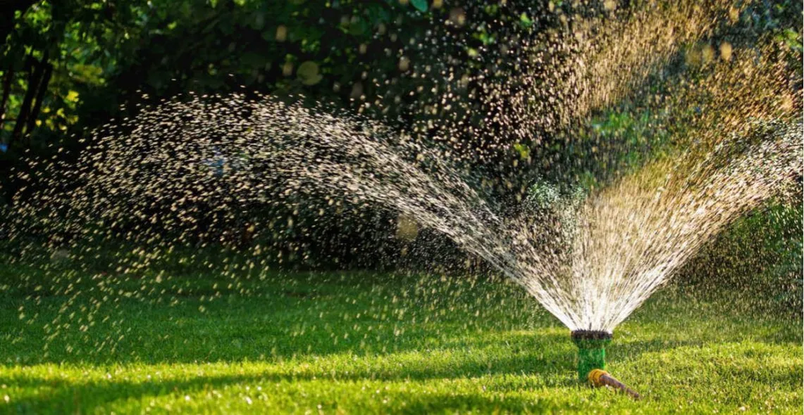 Zdjęcie Jak działa zraszacz wynurzalny? Odkryj sekrety ogrodu!
