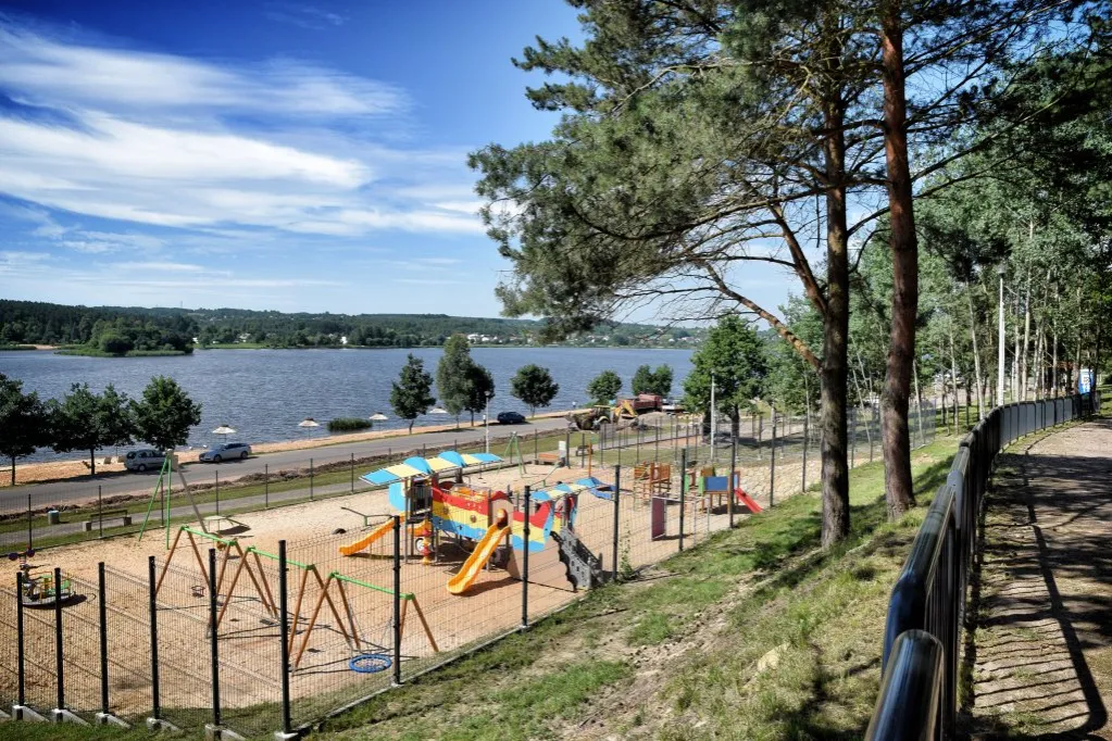 Zdjęcie Jezioro Starachowickie: odkryj jego tajemnice i atrakcje rekreacyjne