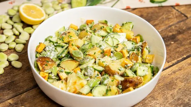 Zdjęcie Ile gotować ziemniaki na sałatkę, aby były idealnie miękkie?