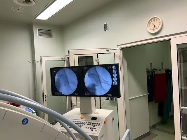 Zdjęcie Jak założyć skarpetki po operacji biodra bez bólu i wysiłku