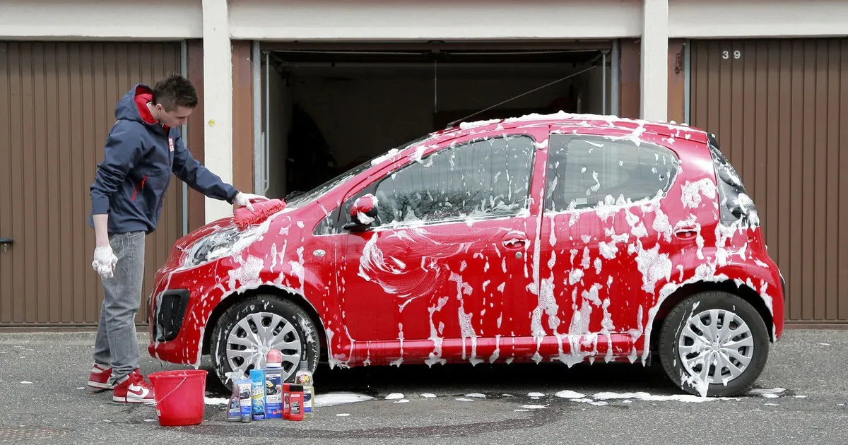 Zdjęcie Czy można myć auto pod domem? Sprawdź przepisy i uniknij kary