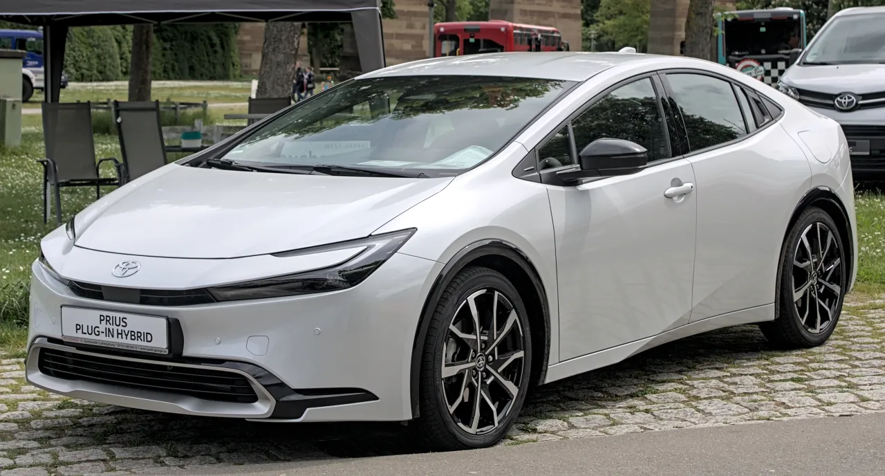 Zdjęcie Ile miejsc ma Toyota Prius? Prawda o pojemności pasażerskiej