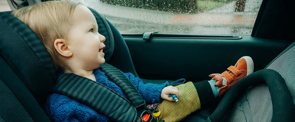 Zdjęcie Do kiedy dziecko może jeździć w nosidełku? Sprawdź ważne limity