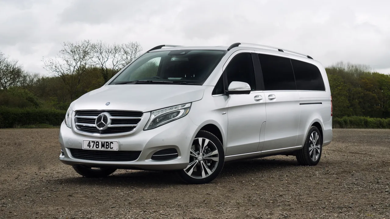 Zdjęcie Mercedes V Class car - luksusowy MPV idealny do podróży rodzinnych