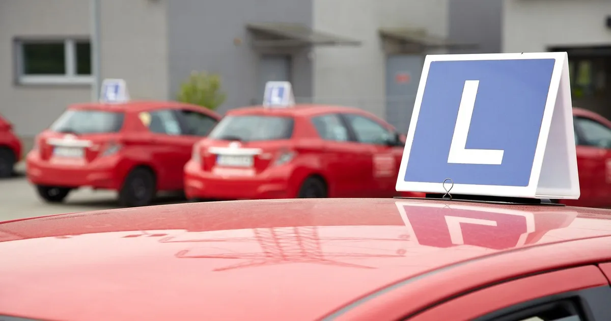 Zdjęcie Ile zarabia egzaminator na prawo jazdy? Zaskakujące fakty i różnice