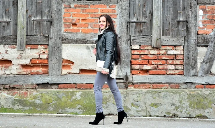 Zdjęcie Stylizacje z szarym swetrem, które zachwycą i dodadzą stylu