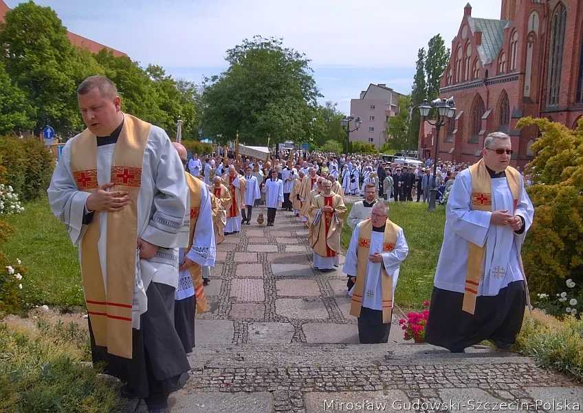 Zdjęcie Sanktuarium NSPJ Szczecin - historia, msze i unikalne cechy