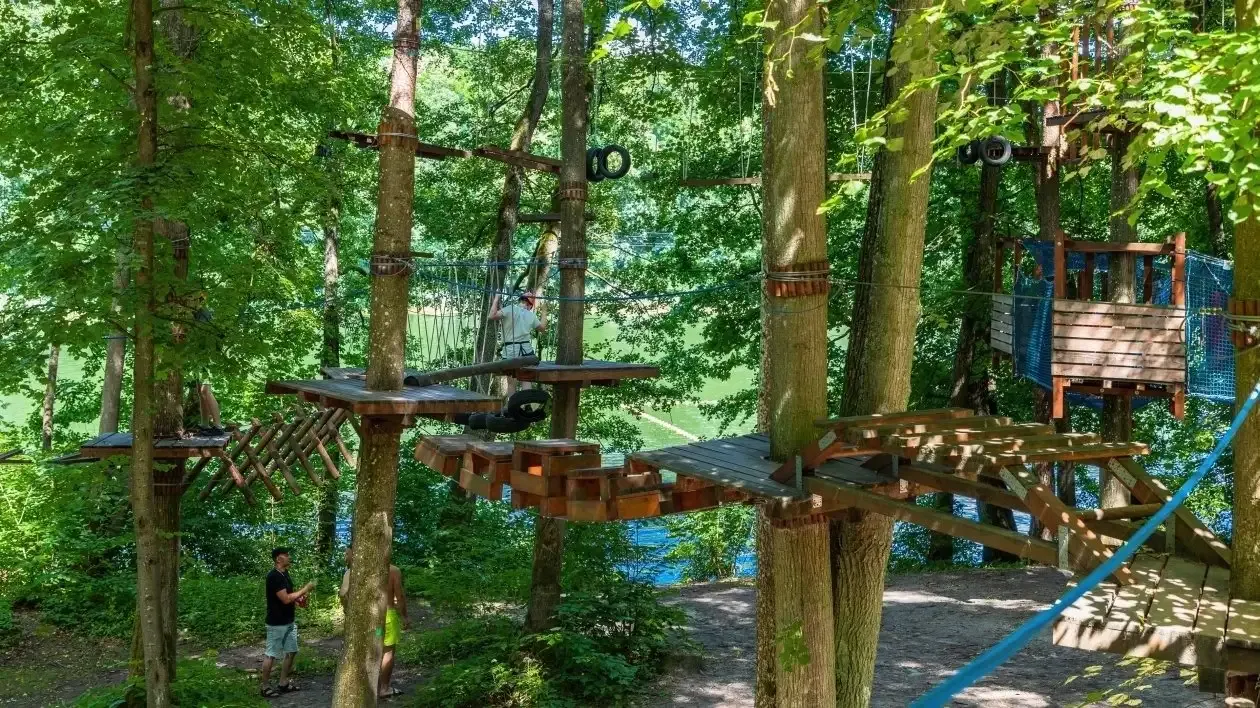 Zdjęcie Park linowy Giżycko - emocjonujące atrakcje i wyjątkowe doświadczenia