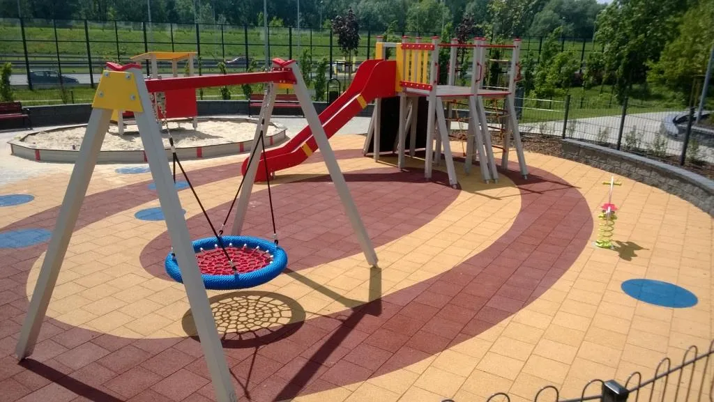 Zdjęcie Bezpieczne nawierzchnie pod plac zabaw - co wybrać, aby uniknąć urazów?