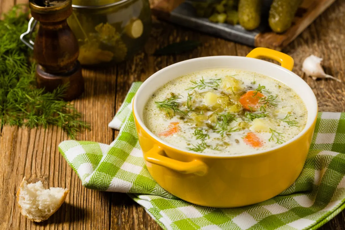 Zdjęcie Jak ugotować pyszną zupę na surowych żeberkach? Prosty przepis i porady