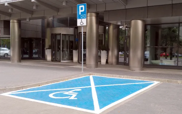 Zdjęcie Czy opiekun osoby niepełnosprawnej może korzystać z karty parkingowej bez ryzyka?