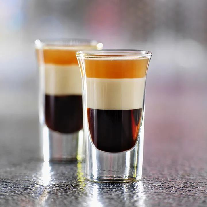 Zdjęcie Jak przygotować drink B-52: przepis na efektowny koktajl warstwowy