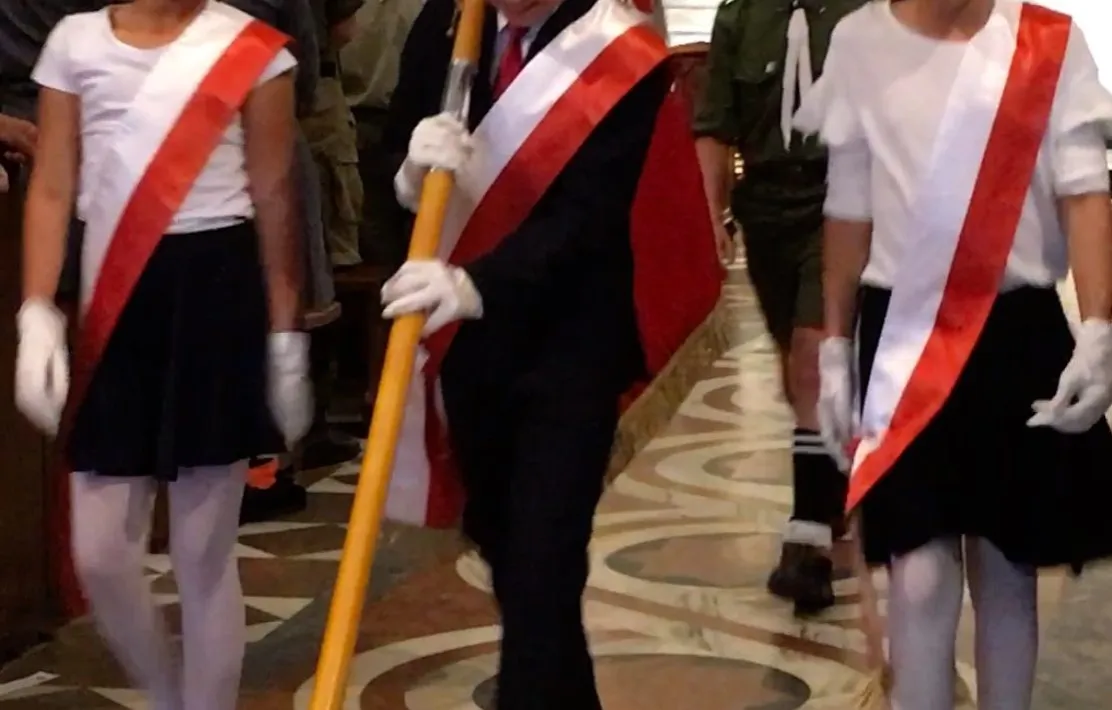 Zdjęcie Kiedy opuszczać sztandar w kościele? Kluczowe zasady i momenty do zapamiętania