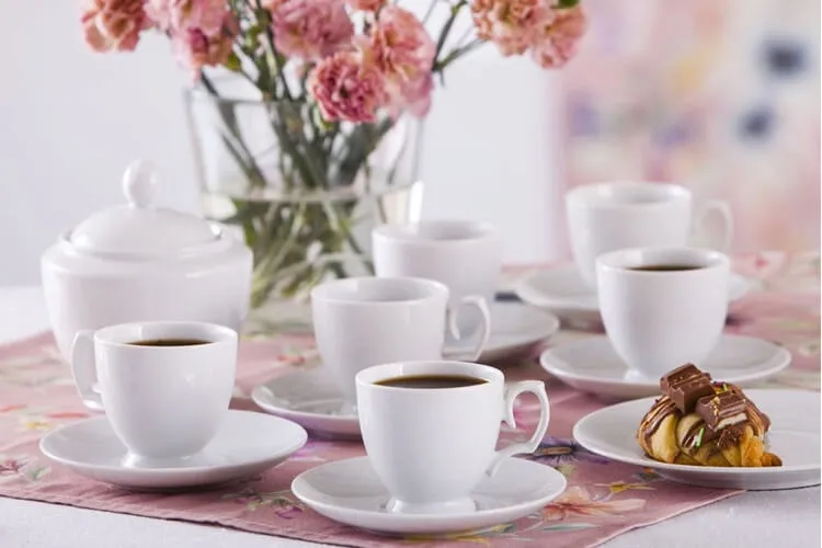 Zdjęcie Jak nakryć stół do kawy i ciasta? Praktyczny przewodnik krok po kroku