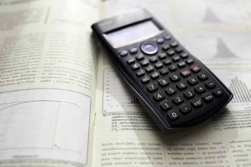 Zdjęcie Jaki kalkulator na maturę z chemii - uniknij błędów przy wyborze
