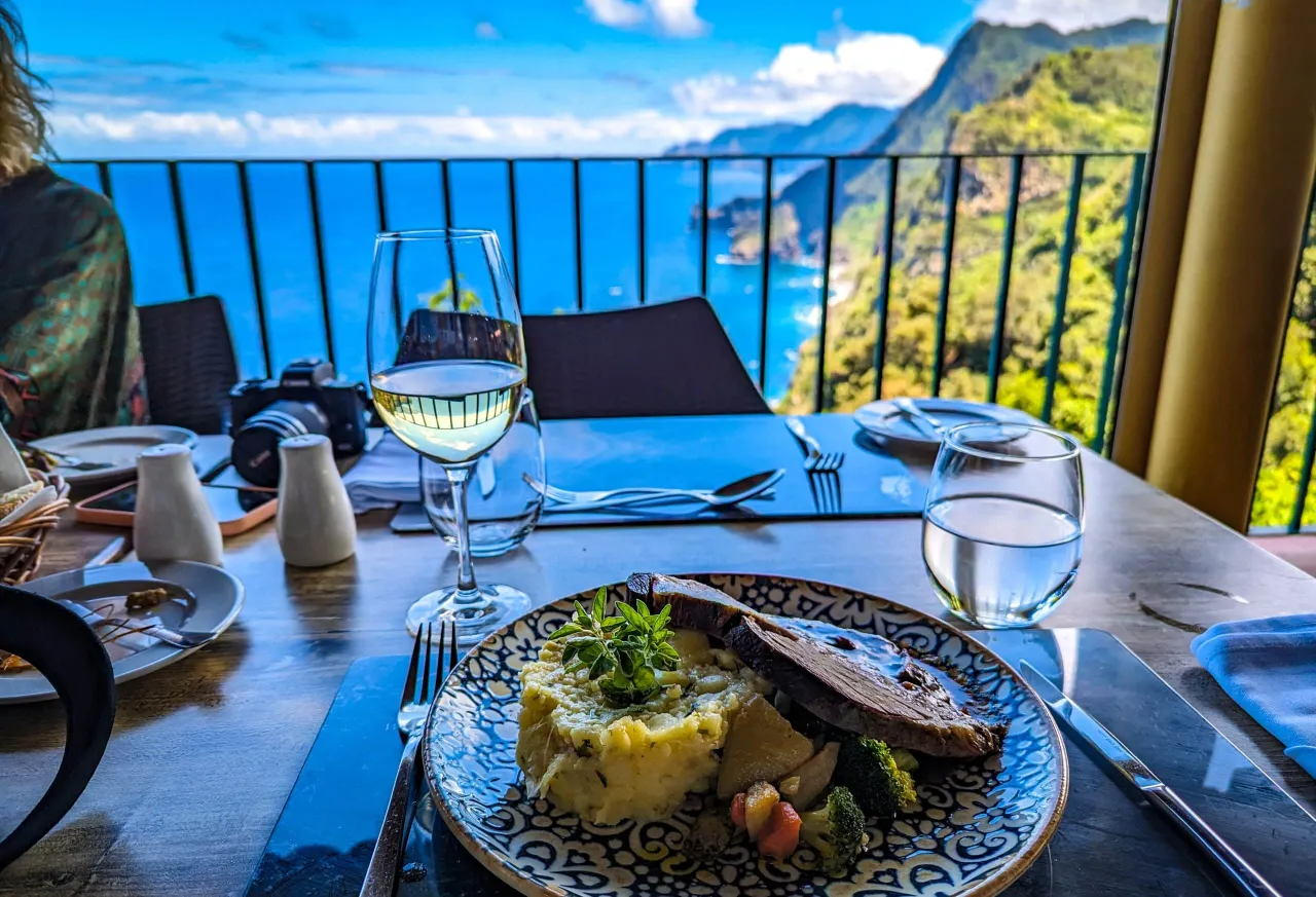 Zdjęcie Gdzie zjeść w Funchal? Odkryj najlepsze lokalne restauracje