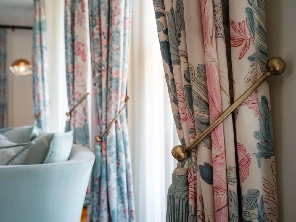 Zdjęcie Jak upiąć woal na karniszu, aby uzyskać elegancki efekt bez wysiłku