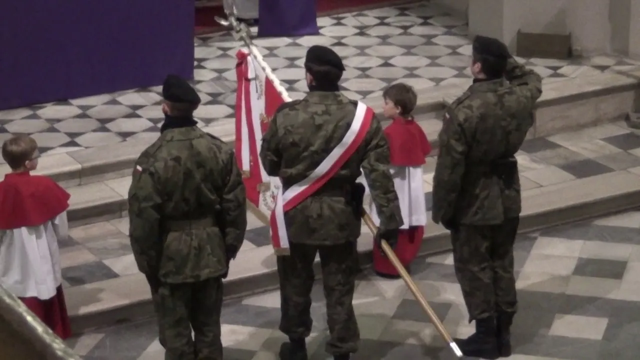 Zdjęcie Kiedy opuszczać sztandar w kościele? Poznaj ważne zasady ceremonii
