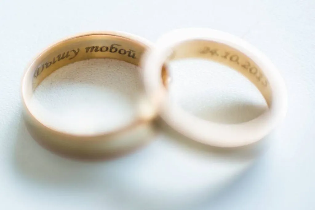 Zdjęcie Jaki grawer na obrączkę? Odkryj wyjątkowe pomysły na personalizację