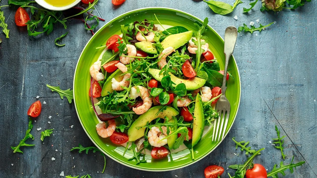 Zdjęcie Ensalada con gambas: receta fácil y saludable que sorprenderá