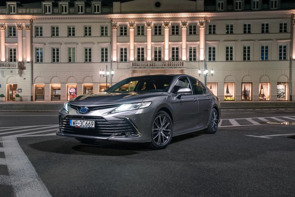 Zdjęcie Toyota Camry - Czy Warto Kupić Ten Ponadczasowy Sedan?